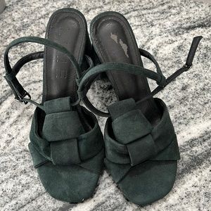 Designer Lime women’s never worn green suede European sandals Sz 5.5